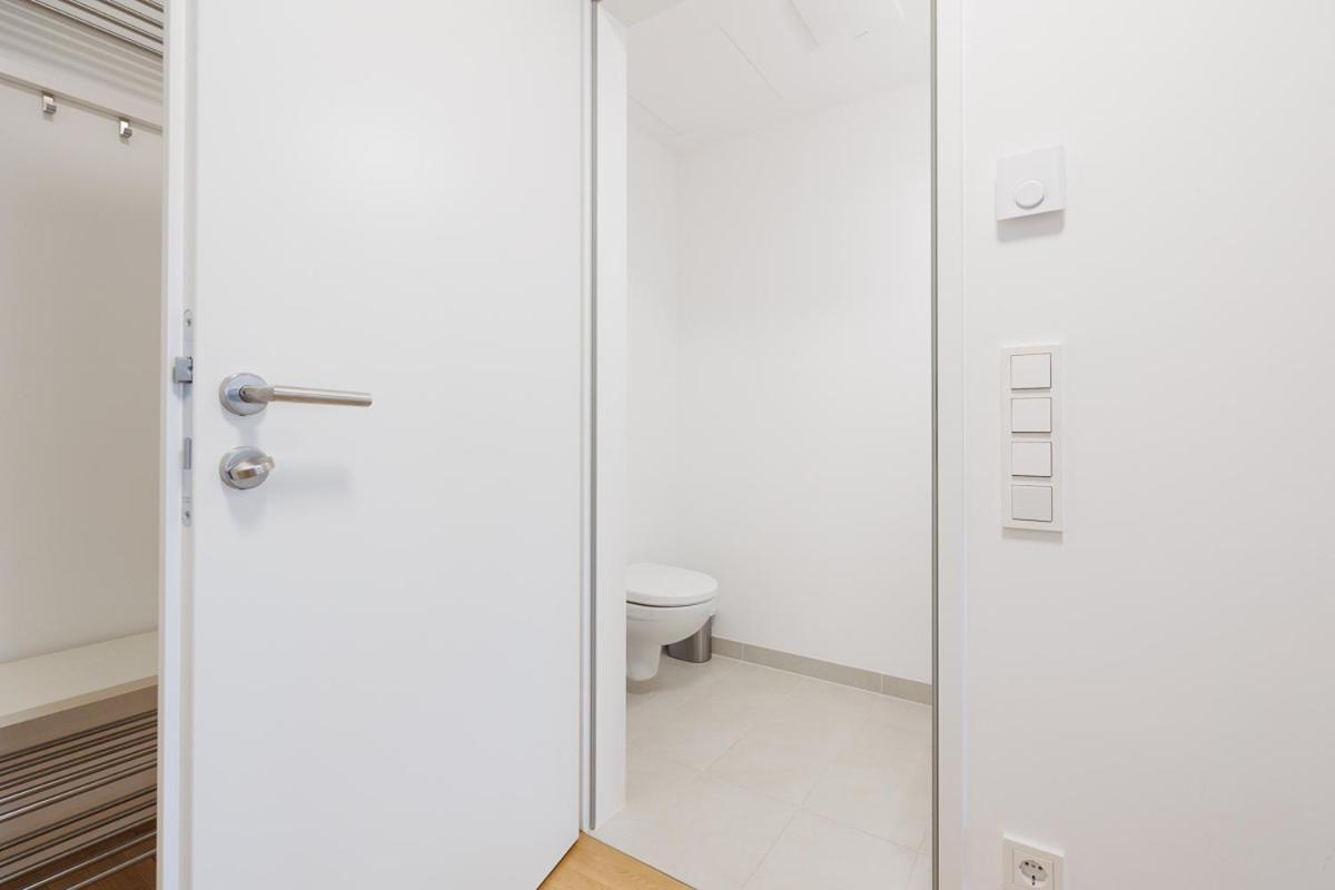 Lovely Apartment In Marina Tower - 10Min To City Center Vienna Esterno foto