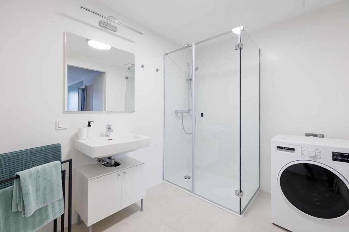 Lovely Apartment In Marina Tower - 10Min To City Center Vienna Esterno foto