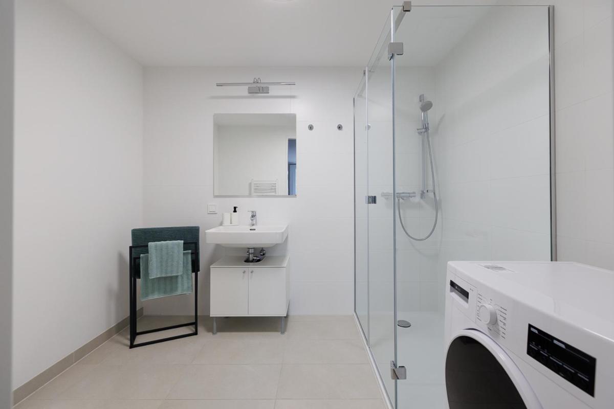 Lovely Apartment In Marina Tower - 10Min To City Center Vienna Esterno foto