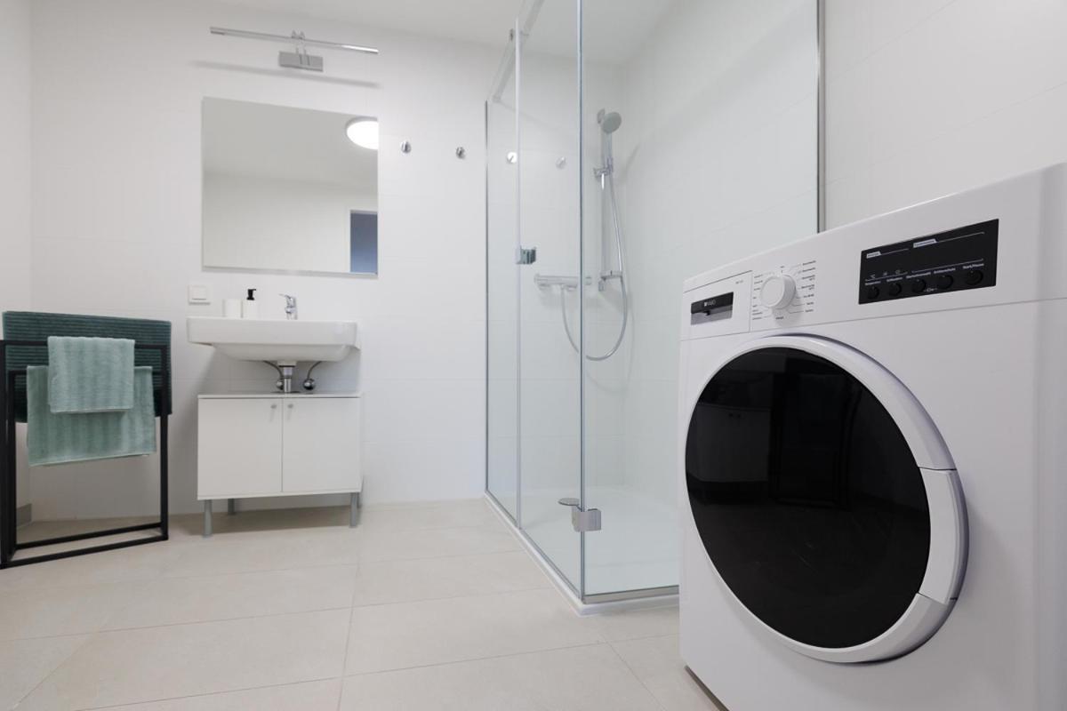 Lovely Apartment In Marina Tower - 10Min To City Center Vienna Esterno foto